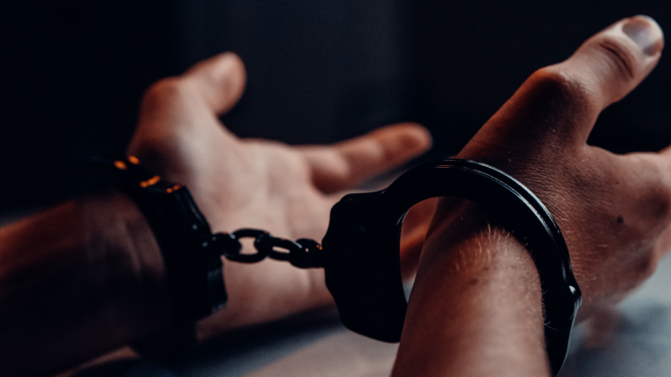 Συνελήφθη 17χρονος που πήγε να αφαιρέσει χρυσή αλυσίδα από λαιμό γυναίκας στον Άγιο Παντελεήμονα

