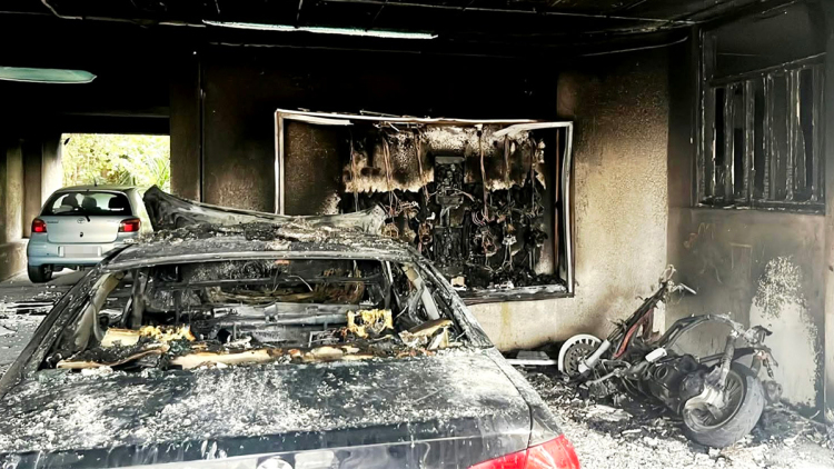 Φωτιά σε πιλοτή πολυκατοικίας στο Γαλάτσι, κάηκαν ΙΧ και μηχανή, δύο άτομα στο νοσοκομείο