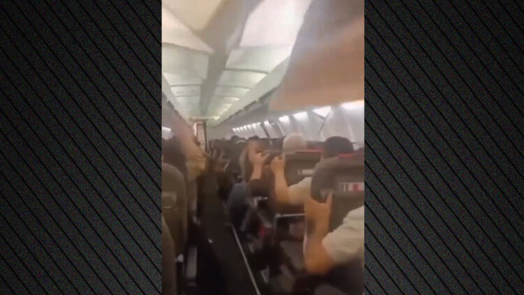 Τρόμος σε πτήση Boeing 737 στο Ιράν: Το εσωτερικό του αεροπλάνου διαλύεται μετά από βλάβη στην απογείωση, δείτε βίντεο