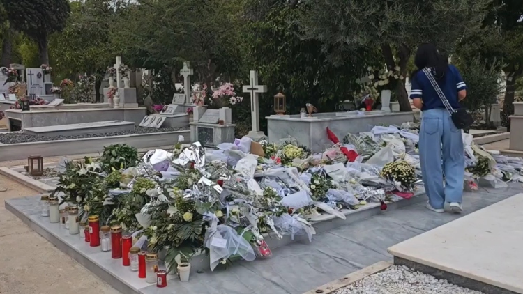Βουβό προσκύνημα στο μνήμα του Γιώργου Μαζωνάκη: Δεκάδες θαυμαστές στο νεκροταφείο με λουλούδια και τα τραγούδια του να παίζουν