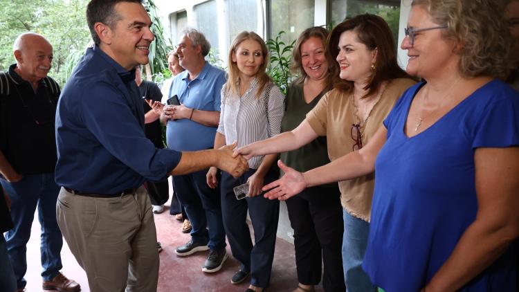 Συνάντηση Τσίπρα με εργαζόμενους στη ΔΥΠΑ στην πρώτη δημόσια εμφάνιση μετά τη ΔΕΘ
