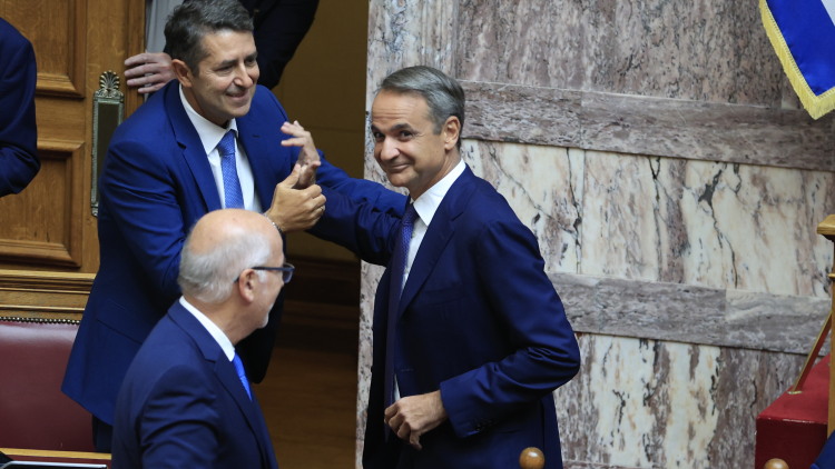 Επέστρεψε στα υπουργικά έδρανα ο Μυλωνάκης μετά τη σοβαρή περιπέτεια της υγείας του, δείτε φωτογραφίες
