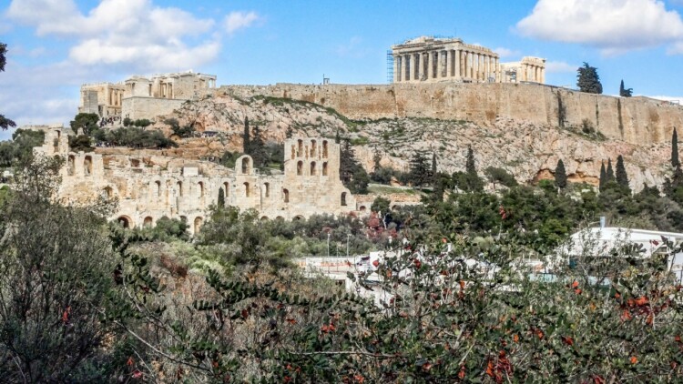 Bloomberg: Δεν είναι μόνο η φορολογία ο λόγος που οι δισεκατομμυριούχοι «μετακομίζουν» από το Λονδίνο στην Αθήνα