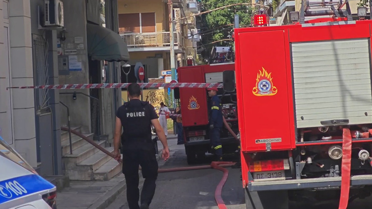 Υπό πλήρη έλεγχο τέθηκε φωτιά σε διαμέρισμα 4ου ορόφου στην οδό Βραΐλα στο ύψος της συμβολής της με την Αλεξάνδρας 