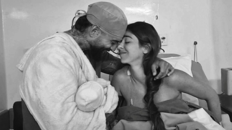 Ο Maluma έγινε πατέρας για δεύτερη φορά, η φωτογραφία με τη σύντροφό του και το νεογέννητο