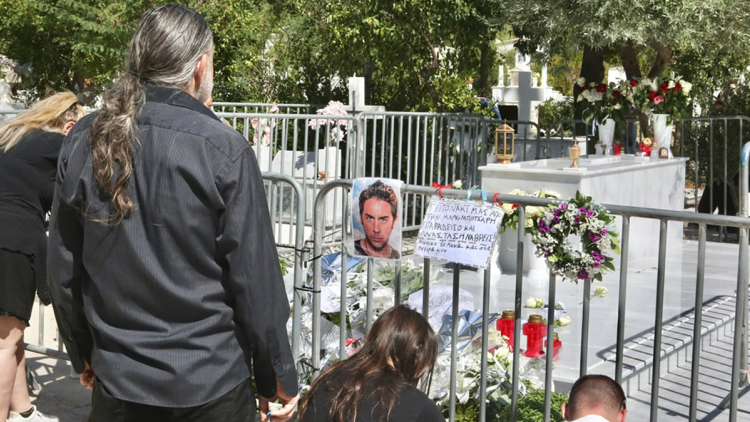 Βουνό από λουλούδια και μηνύματα στο μνήμα του Μαζωνάκη, ησυχία για να θρηνήσει ζήτησε η αδελφή του
