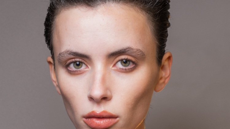 Full-coverage foundation, skin tint ή concealer: Ποιο χρειάζεστε πραγματικά;
