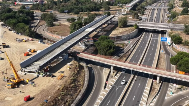 Μετακινούν γέφυρα 1.130 μέτρων με υδραυλικούς γρύλους: Το θέαμα εντυπωσιάζει