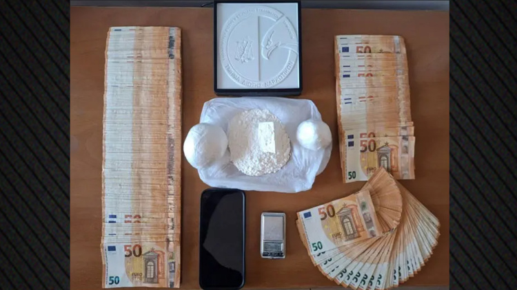 Συνελήφθη 37χρονος για διακίνηση ναρκωτικών στα Τρίκαλα, εντοπίστηκαν 18.000€ στο σπίτι του