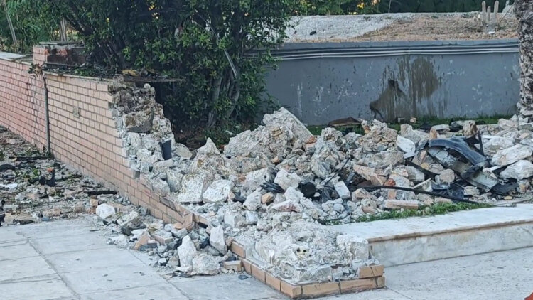 Τρεις νεκροί σε τροχαίο στη Γλυφάδα, το ΙΧ τους «καρφώθηκε» σε μάντρα, δείτε εικόνες καταστροφής
