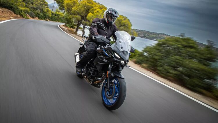 Οδηγούμε την Suzuki SV-7GX στο Λουτράκι - Πόσο κοστίζει;