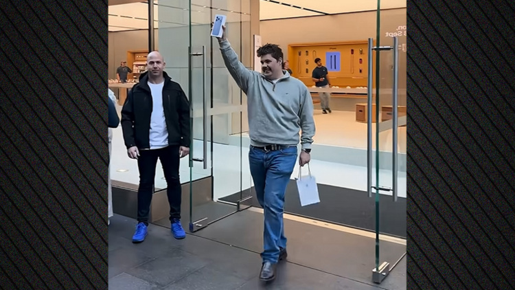 «Είμαι ο πρώτος!»: Χαμός έξω από κατάστημα της Apple για την αγορά του iPhone 18 στην Αυστραλία, δείτε βίντεο