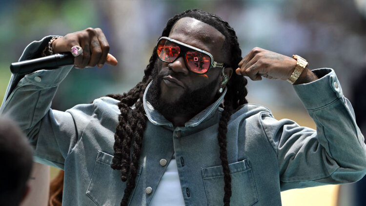 Ο Burna Boy θα τραγουδήσει στο ημίχρονο του αγώνα της NFL στο Παρίσι