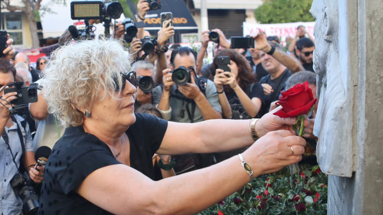 Κόκκινο τριαντάφυλλο άφησε η Μάγδα Φύσσα στο μνημείο του Παύλου, σε εξέλιξη συγκέντρωση στο Κερατσίνι, βίντεο και φωτογραφίες