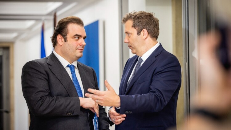 Financial Times: Ας απολαύσουμε την ιδιαίτερη στιγμή όπου η Ελλάδα μπορεί να συμβουλεύει τη Γερμανία