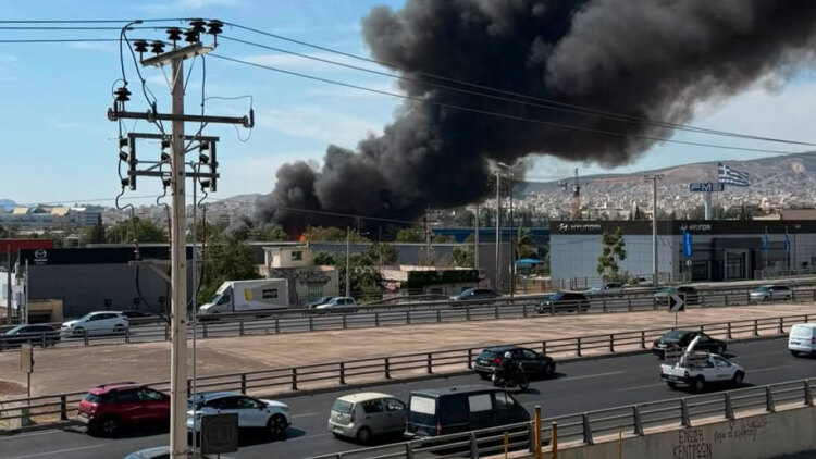 Φωτιά τώρα στου Ρέντη, μαύροι καπνοί στην περιοχή