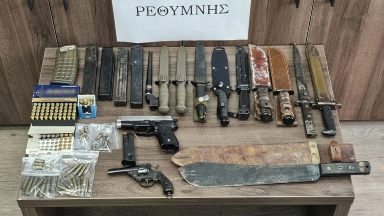 Συνελήφθη 70χρονος στο Ρέθυμνο με υποπολυβόλα, Καλάσνικοφ και μαχαίρια
