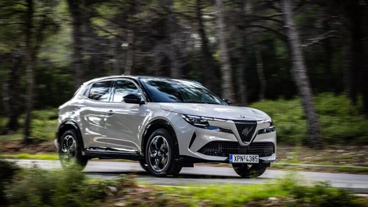Δοκιμάζουμε την υβριδική Alfa Romeo Junior - Πόσο κοστίζει στην Ελλάδα; 
