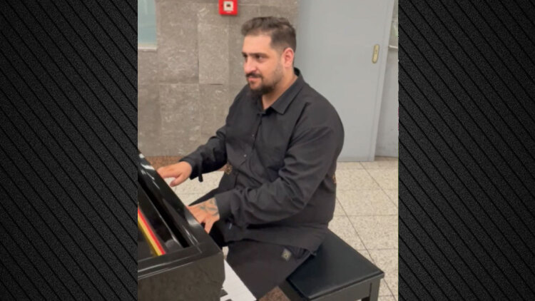 Ο διανομέας που έγινε viral με τον Μητροπάνο επέστρεψε στο πιάνο του Μετρό Συντάγματος και έπαιξε Μαζωνάκη

