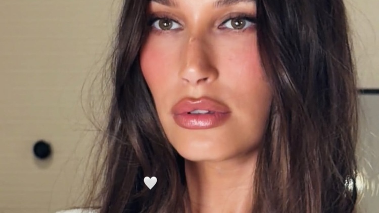 Η Hailey Bieber αποχωρίζεται τα καστανόξανθα μαλλιά της και γίνεται πιο μελαχρινή από ποτέ
