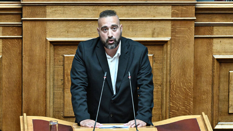 Ο Γιώργος Μανούσος αυτοανακηρύχθηκε εκπρόσωπος του κόμματος Κασιδιάρη στην Ολομέλεια, αντιδράσεις από Κατσώτη - Καζαμία

