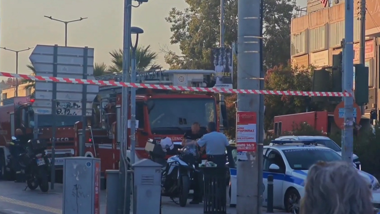 Φωτιά σε πατάρι καφετέριας στο Αιγάλεω, δεν υπάρχουν εγκλωβισμένοι, δείτε βίντεο