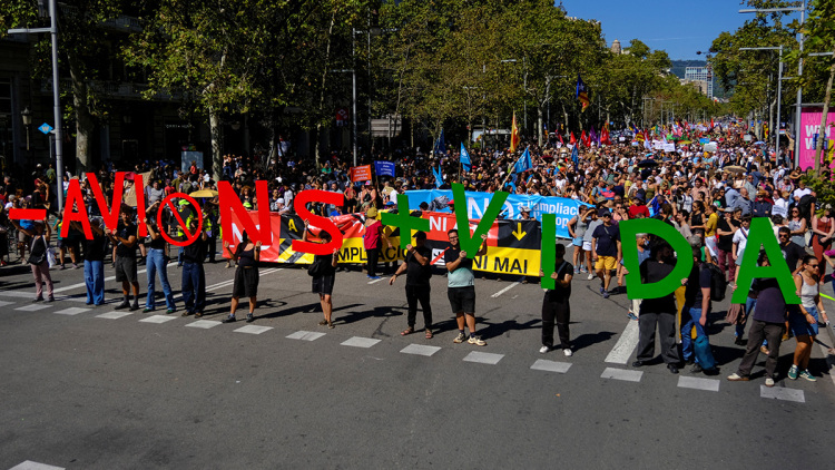 Ισπανία: Χιλιάδες πολίτες διαδήλωσαν κατά της επέκτασης των αεροδρομίων σε Βαρκελώνη, Μαγιόρκα και Ίμπιζα
