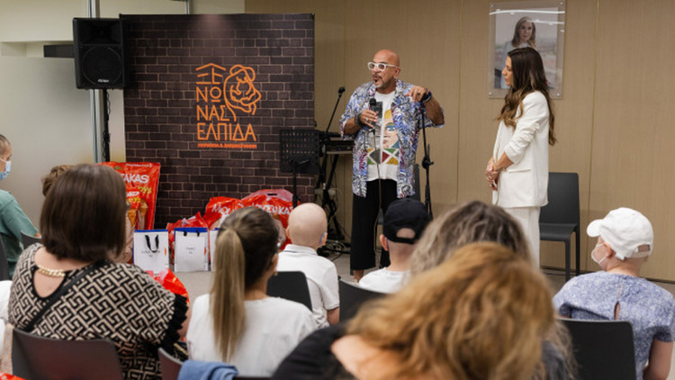 Δίπλα στην «ΕΛΠΙΔΑ» ο Γιάννης Ζουγανέλης και η Ιουλία Καλλιμάνη

