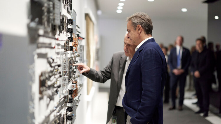 Ο Μητσοτάκης στα άδυτα της Nvidia  στην Καλιφόρνια: Συζήτησε για τις επενδύσεις στην Ελλάδα, επαφές με κορυφαίους ερευνητές στην Sequoia Capital
