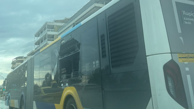 Έσπασε το πίσω τζάμι λεωφορείου μετά από σύγκρουση με φορτηγό στον Άλιμο, δείτε φωτογραφίες 
