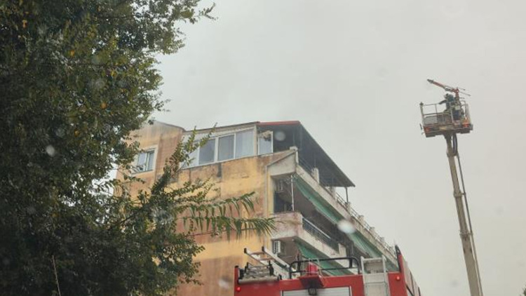 Ισχυρή καταιγίδα σάρωσε την Κέρκυρα: Πλημμύρισαν σπίτια, φωτιά από κεραυνό σε πολυκατοικία και προβλήματα σε πτήσεις