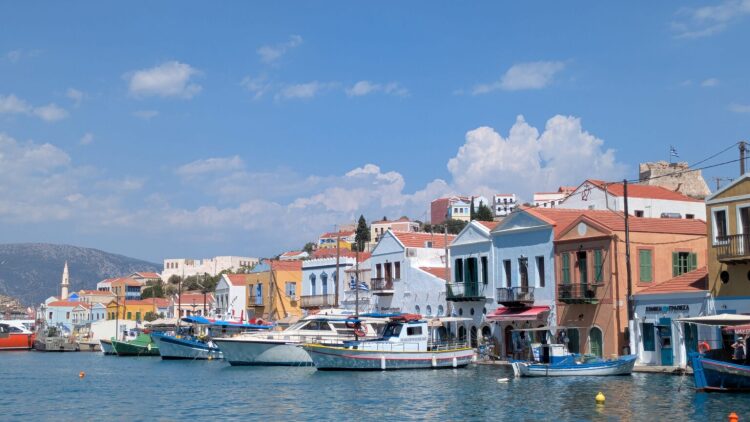 Ο γλύπτης του Καστελλόριζου που ζει και δημιουργεί σε μια αποθήκη καυσίμων 120 ετών, στην άκρη του Αιγαίου
