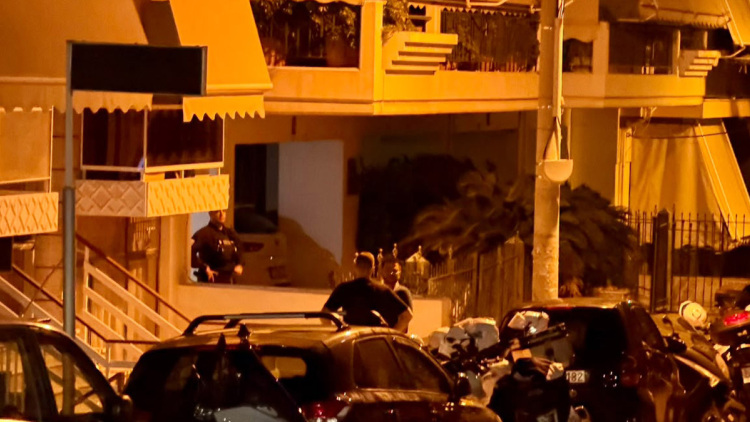 Έληξε το θρίλερ στη Νίκαια: Η Αστυνομία μπήκε στο διαμέρισμα όπου ο 49χρονος κρατούσε όμηρο τη σύζυγό του
