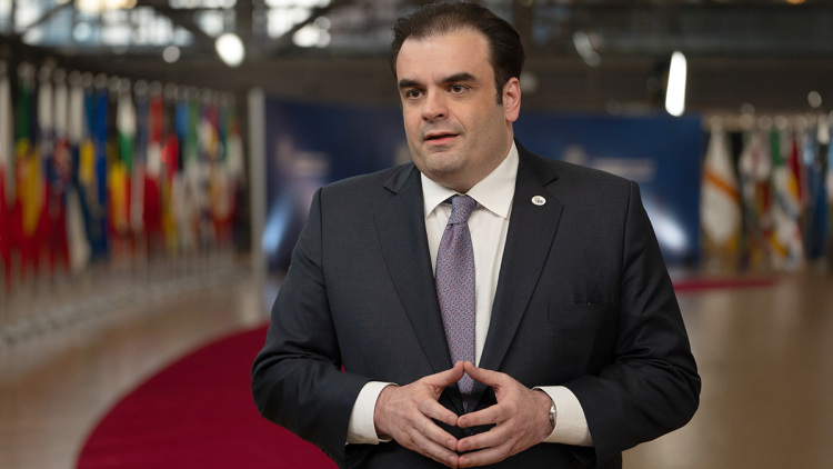 Πρόωρη αποπληρωμή χρέους 2,5 δισ. ευρώ προς τον EFSF από την Ελλάδα, «στέλνει μήνυμα εμπιστοσύνης στις αγορές» λέει ο Γκραμένια