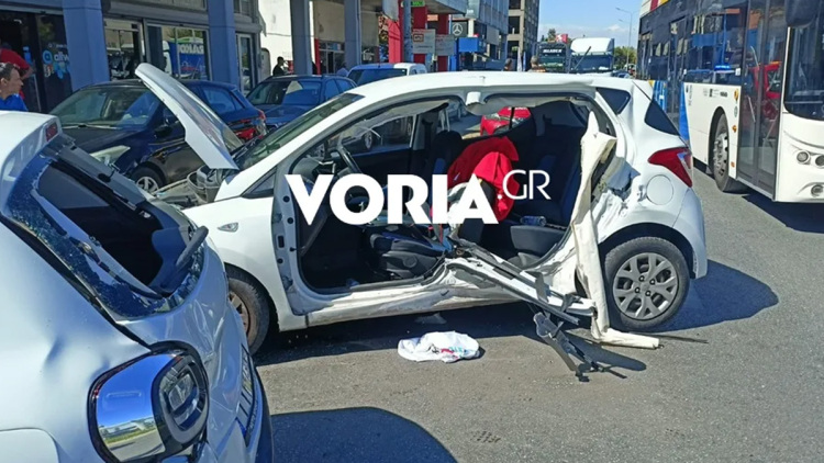 Σφοδρό τροχαίο στη Θεσσαλονίκη: 30χρονος έπαθε επιληπτική κρίση στο τιμόνι, παρέσυρε τρία αυτοκίνητα και μηχανάκι, φωτογραφίες και βίντεο