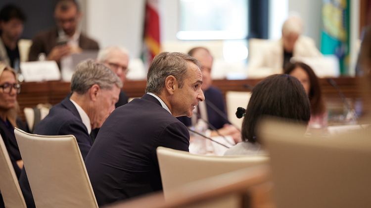 Στη Νέα Υόρκη ο Μητσοτάκης: Το «γεωπολιτικό» ραντεβού με τον πρωθυπουργό του Καναδά και η συνάντηση με στελέχη της ExxonMobil