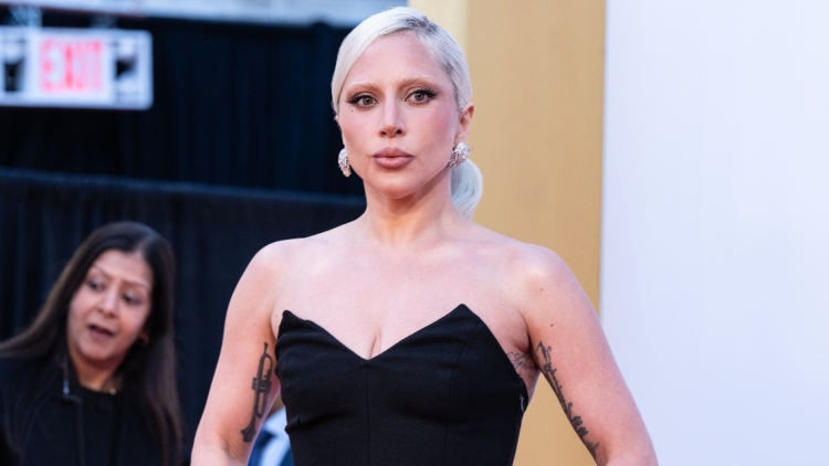 Η Lady Gaga κράτησε κρυφή την είδηση για την απόκτηση του παιδιού της από τον στενό της κύκλο