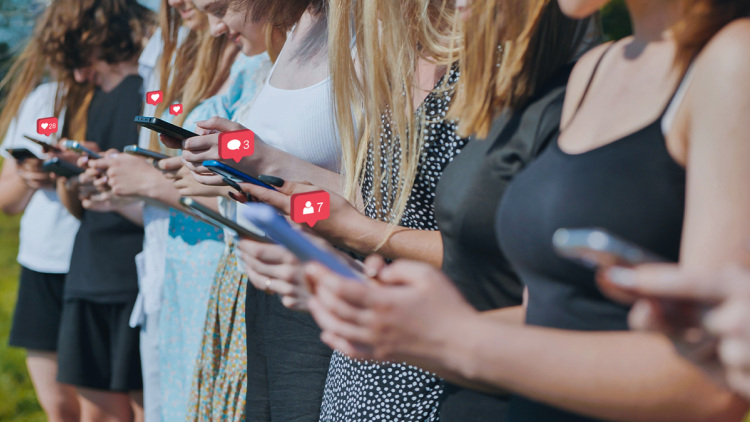 Η εξέλιξη της γλώσσας: Από τους Millennials και την Gen Z στην Gen Αlpha, πώς επικοινωνεί σήμερα η νέα γενιά