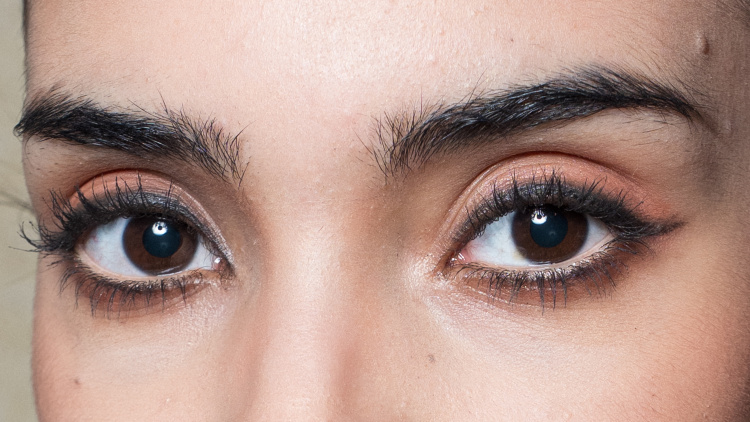Πώς να πετύχετε το τέλειο eyeliner, σύμφωνα με τους ειδικούς ομορφιάς
