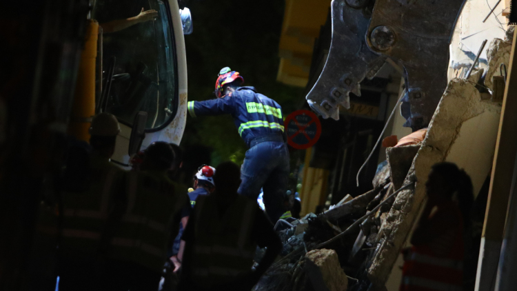 Σε εξέλιξη η επιχείρηση της ΕΜΑΚ μετά την κατάρρευση του σπιτιού στην Πλάκα, τρεις σκύλοι ψάχνουν στα συντρίμμια
