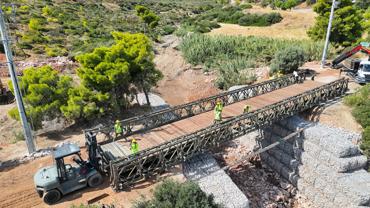 Καλλιτεχνούπολη: Ολοκληρώθηκε η τοποθέτηση της γέφυρας Bailey από τις Ενοπλες Δυνάμεις στο σημείο που είχε καταρρεύσει ο δρόμος