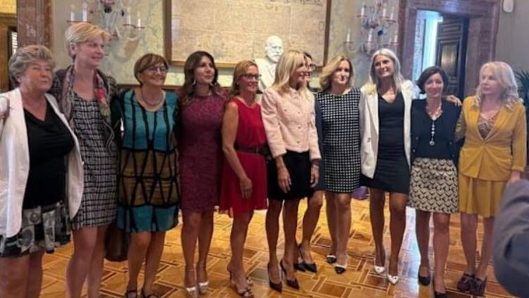 Γιατί δεκάδες Ιταλίδες πολιτικοί εμφανίστηκαν την ίδια μέρα στη Βουλή φορώντας μίνι φούστα;
