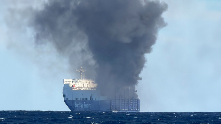 Φωτιά σε φορτηγό πλοίο βόρεια της Μυκόνου, καλά στην υγεία τους οι 29 επιβαίνοντες, δείτε βίντεο