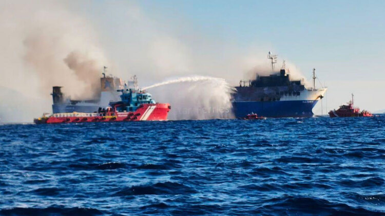 Μαίνεται η φωτιά στο Blue Carrier 2, βίντεο από την επιχείρηση κατάσβεσης