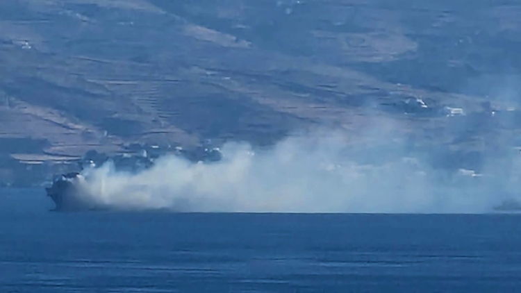 Σε ύφεση η φωτιά που ξέσπασε εν πλω στο πλοίο «Blue Carrier 2», παραμένει ανοιχτά της Τήνου