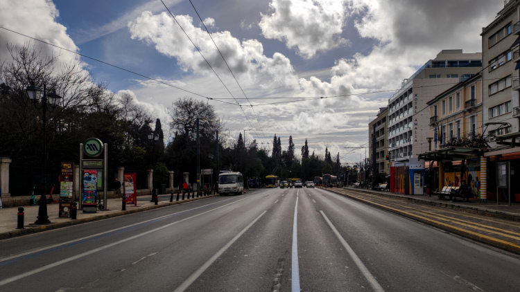 Βροχές, καταιγίδες και αισθητή πτώση της θερμοκρασίας το Σαββατοκύριακο, ως 6 μποφόρ οι άνεμοι