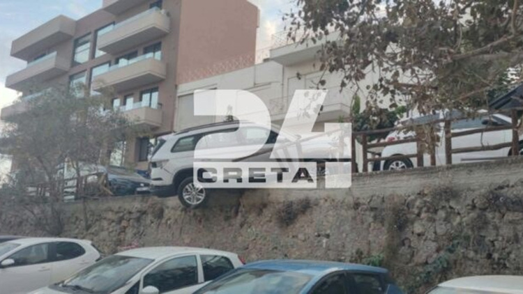 Τζιπ σε... τρελή πορεία στα Χανιά παρέσυρε σταθμευμένα οχήματα, το ένα έμεινε να κρέμεται πάνω από πάρκινγκ, δείτε φωτογραφίες