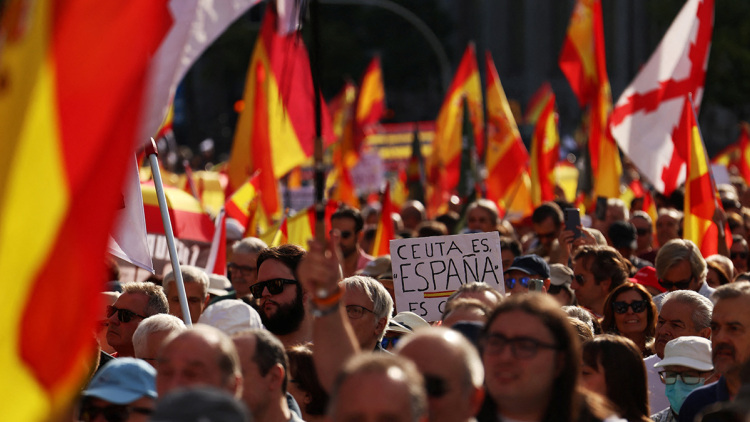 Διαδήλωση στη Μαδρίτη για τη Θέουτα: Χιλιάδες στους δρόμους κατά της κυβέρνησης Σάντσεθ
