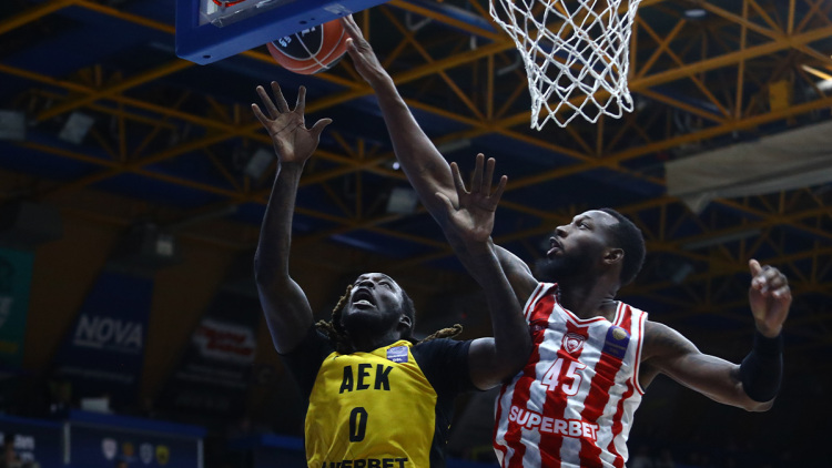Ολυμπιακός-ΑΕΚ 26-18 (Α' περίοδος): Live ο πρώτος ημιτελικός του Stoiximan Super Cup