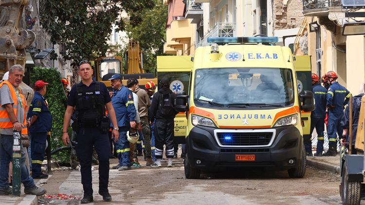 Τραγικός επίλογος στην κατάρρευση του κτηρίου στην Πλάκα, εντοπίστηκαν οι δύο τελευταίες σοροί, συνολικά έξι οι νεκροί